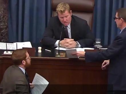 52票赞成,47票反对,美参议院推进决议限制特朗普对委动武,5名共和党议员“反水”,特朗普怒斥:削弱总统权力!