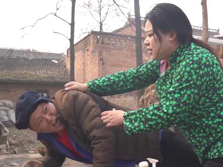 这浴缸不像是给我用来洗澡的,这是想把我煮了过年呢@关中二娃《钢蛋》 #农村搞笑段子