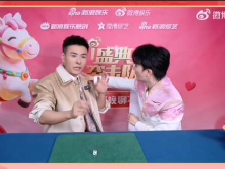 #春节特别节目#魔术 #邓男子 教#周深 表演魔术,震惊猫猫,唐老师@宫廷戏法唐 你的教资要被抢走了!@卡布叻_周深