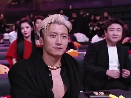 “三蹦子看法拉利”“我本来计划长这样”,就这两句话再配上于洋和马丽的笑声,比春晚小品还搞笑#演出现场视频分享给大家 #看完不笑算我输 #谢霆锋 #乔杉 #法拉利老了也还是法拉利