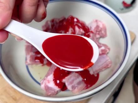 腐乳汁也叫南乳汁,广东菜常用的调料,味道很独特,和各种肉类搭配,香而不腻味道很独特。快说说你吃过的和南乳相关的菜式有哪些?#好物推荐🔥