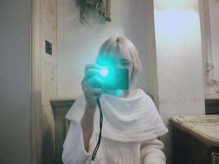 前段时间测完 GR4,这次又拍了一阵 Ricoh GR III HDF,两台的画面取向其实差别很明显。
GR4 的画面更锐利、干净,动态范围也更高,整体偏现代和纪实,很适合街拍和日常记录。而 GR III HDF 最大的特点,是内置的 高光扩散滤镜。打开 HDF 后,高光会被柔化,皮肤和光影过渡更温柔,画面立刻多了一层雾化的氛围感。
拍人像时,GR4 更真实直接,GR III HDF 会帮你把高光和肤质处理得更柔;拍景色时,GR4 像在讲故事,GR III HDF 更像一本旧时光的回忆录。
如果偏爱锐利、干净、纪实感,GR4 更适合;
如果喜欢柔光、人像氛围感、带点怀旧味道的画面,HDF 会更对胃口。
#理光 #理光gr #摄影器材 #拍出电影感 #电影感