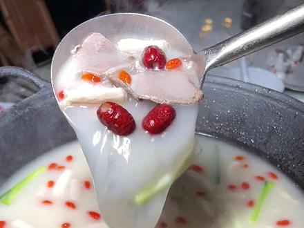 冬至喝羊肉汤,汤鲜味美身体暖#羊肉汤 #冬至 #家常菜