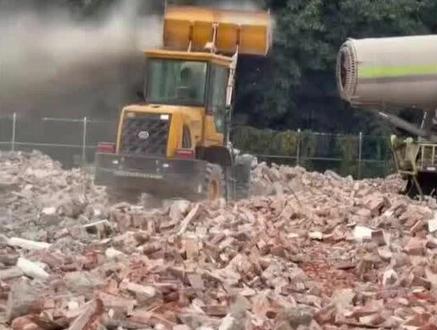 人心究竟能阴暗到何种地步?雾炮车造沙尘暴居民区狂吹#广州 #广州雾炮车扬尘事件 #恶劣