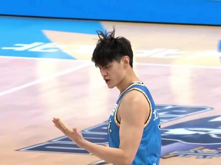 北京迎回曾凡博,广东却遭遇徐杰伤退。 加之奎因缺阵老萨低迷,萨姆纳一人开抡将广东打成上赛季的四川。小曾复出18分,状态不俗。#曾凡博 #徐杰 #CBA新年大战 #广东男篮 #CBA评球大会