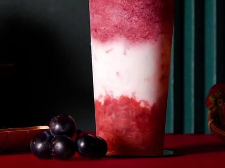 千问“春节30亿免单”页面崩了,官方回应系统可能存在短暂延迟 2月6日一早,阿里千问App“春节30亿免单”活动正式上线,请全国人民用AI一句话免费点奶茶。活动上线不到3小时,千问App送出超100万单奶茶。不过,有不少用户反映,该活动出现服务器卡顿问题。部分用户分享页页面,会出现“活动太火爆,请稍后再试”字样。对此,千问官微发文称,免单送奶茶活动太火爆,正在紧急加资源,全力保障顺畅,请大家稍稍等待。继微信封杀自家腾讯元宝、百度文心助手后,千问的红包分享链接也被微信屏蔽。#财经 #商业思维 #千问