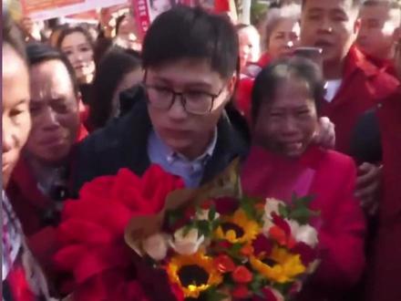 11月29日,江西赣州,被拐30年的梁志辉回家了!梁志辉姑姑一见面就扑上来痛哭,被拐前一直是姑姑照看。梁志辉姑姑称:那年自己19岁,晚上做饭就3分钟时间,梁志辉就在租住的院子里莫名失踪,这些年心里像压着一块石头。#被拐30年的梁志辉回家了 #寻亲 #梁三寿 #媒体精选计划 @抖音小助手 @DOU+小助手