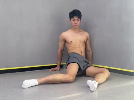 白岩松老师的跨年提示 每天5分钟#坐姿转髋 #居家健身有新招 #放松腰椎的动作