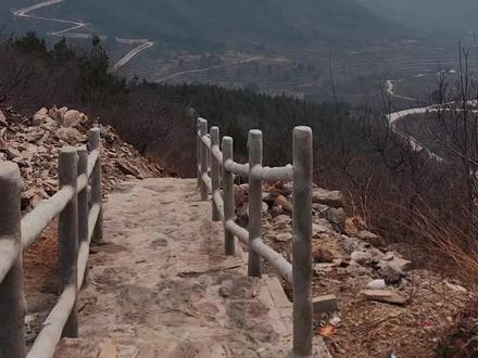 房山大西沟村环线,全长7公里爬升500左右用时3个小时,上山基本上是台阶路,有的地方还是比较陡峭,比较费腿,下山基本都是防火道,下山时路过西梅花谷,不过花儿还没开………#一起爬山 #登上山顶看美景 #房山南窖 #大西沟尖