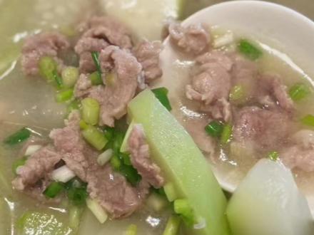 【瓠子瘦肉汤】天气热没胃口就喝这个汤 清甜味美😏 瓠子瘦肉汤:油 瓠子(滚刀切块) 开水大火煮五分钟➕开小火放瘦肉(盐 薯粉 油腌制)成型后大火三分钟➕胡椒粉 盐 味精 葱花。#瓠子汤 #美食 #美食教程 #美食趣胃计划 #美食分享 @抖音作者助手 @抖音小助手 @抖音 @DOU+小助手