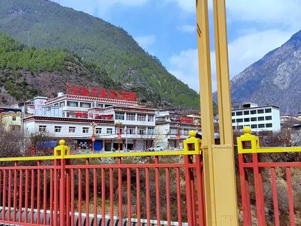 察隅县,藏语意为“人居住的地方”南部与印度、缅甸交界。察隅的气候既有青藏高原的特色,又有自己的独特之处。独特的亚热带气候,造就了察隅“一山有四季,四季不同天”的神奇自然景观。#记录真实生活 #现场实拍 #旅行 #西藏 #抖音小助手