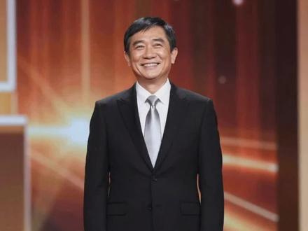 曾志伟卸任TVB,五年改革撑起港剧寒冬
2026年1月4日,澳门万千星辉颁奖典礼2025现场,TVB为他设立特别致敬环节,颁发全新荣誉奖项,感谢他五年来的坚守与改变。
这位娱乐圈传奇人物卸任总经理,转任顾问,背后是香港电视行业寒冬下的艰难转型。
2021年10月,曾志伟正式出任TVB总经理,此前四月,他亲自监制《开心大综艺》,以经典掌门人模式融合新生代艺人。
上任即面对综艺同质化、歌手与电视台10年断联的困局,他第一时间与环球、华纳、索尼music等四大唱片公司破冰,让张学友、刘德华等巨星重返万千星辉颁奖典礼舞台。
综艺板块改革中,他叫停美食旅游节目扎堆,支持并升级《声梦传奇》《中年好声音》《无穷之路》等新节目。
《中年好声音》成收视黑马,《无穷之路》引爆社交媒体,面对流媒体冲击,他力推与内地合作模式,守住市场份额。
可行业寒冬下,艺人离职潮涌现,陈思琪摆摊卖鸡爪,戴耀明转做茶餐厅服务员,资深艺人鲁振顺在内部会议上直呼:全职洗碗工收入都比我多,希望公司珍惜员工。
曾志伟回应艺人难做终身,TVB须助力成长,待他们选择离开。
如今曾志伟转任顾问,每月参与高管例会,以经验与资源持续赋能TVB。
一个时代的落幕,亦是新篇的序章,他的改革基因,或成TVB穿越寒冬的底气。
#曾志伟卸任TVB #TVB改革 #港剧寒冬 #万千星辉 #香港娱乐圈