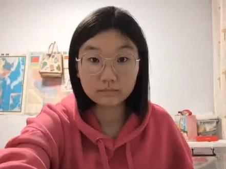 我始终认为不失误就是超常发挥#高三
今天是2025年4月10号 刚刚结束三模 我该怎么形容我现在的状态 迷茫?松弛?焦虑?我不知道 看着一个又一个高一的学弟学妹们 我觉得他们一切都来得及 而我呢?我看不到我的未来 都说人生的容错率很高 可是作为学生 我是说学生这个阶段 到目前为止 我给我自己的答案我并不满意 今天距离高考还有58天 一眨眼就能过去 甚至初三的每件事我都历历在目 唯一不同的是高三比初三还放松
我该怎么形容我的成绩 刚有起色的二模被三模压在下边 我或许就该这样 每次的成绩让我不好意思提起 要是真不会吧那也就认了 可每次都有好多会的 我曾千百次问自己 我长眼睛是干啥的?也有很多人说考试考的是心态 是当天的状态 我一直认为这是一个考试考不好的理由 包括马虎 我从来都不会说自己马虎 我认为这个词就是自己给自己找理由 但是我太急于求成了 以至于走的每一步都不稳 如果上一个不算很好的大学 这一生都完了吗?我知道当然不是 只能证明这一个段阶我是失败的 可是苦学12年 我真的甘心这个结果吗?我不甘心 只能说清醒的堕落 #随记 #2025高考倒计时