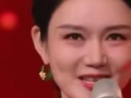 第5次登上春晚舞台,主持人龙洋被质疑紧盯“提词器”,龙洋回应:“要试试画下眼线了”,并让网友推荐适合的假睫毛