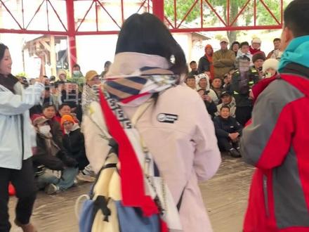 欢呼声一片!直击七星山荒野挑战赛第三届抽签现场,今日抽中的第一名女选手是个四川妹子,自述非常激动:我前两天都来了但没中签,被抽中那一刻我都不敢相信 #七星杯 #荒野求生 #女选手 #女性