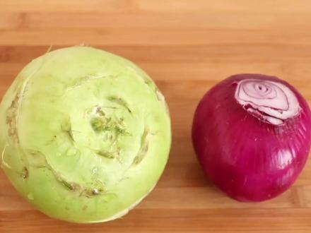 秋天要多吃苤蓝,加个洋葱简单一做,清脆爽口又开胃,上桌都爱吃