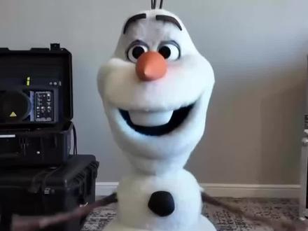 工作人员现场用游戏机控制雪宝🤯#迪士尼 #冰雪奇缘 #英伟达 #雪宝机器人 #科技