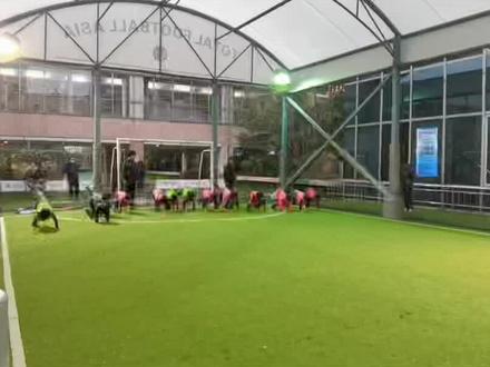 中国日本U8小朋友,协调性差距!#足球 #足球青训 #日本足球 #日本足球青训 #协调性 #孩子教育