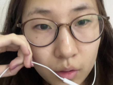 一些注意点哦
1.包含瞳孔,面中,和发色的色彩代码
2.拍的照片最好不要有透视
3.拍照环境注意光线
4.测出大概结果,就可以问一些自己比较感兴趣的问题(例如适合的发色,适合的衣服,适合的化妆品等等)
5.以后在变美方面可以参考这个结果,这样会比较有思路一些!
以下是发给ai的话术
XXXXXX是我的皮肤色号,XXXXX是我的瞳孔色号
XXXXXX是我的头发色号,我是中国人,喜欢(韩系/日系)的风格,请考虑到东亚人种的肤色、发色、瞳色根据韩国的四季色彩测试给我相应的测试结果
1. 现在是刚到秋天的季节,给我一些这个季节适合的色彩时尚建议。
2. 告诉我适合什么颜色的饰品和衣服样式类型?
3. 给我一些口红腮红妆容建议!
#变美分享 #色彩测试 #变美