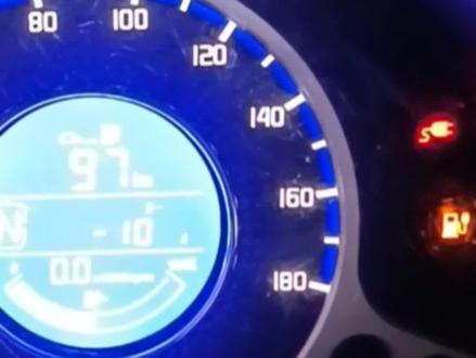 长安奔奔EV无法使用慢充枪继续充电,插枪后有显示充电插枪图标。但是没有充电的黄色油箱图标,充电器端有320v电压但是没有输出电流。说明充电机没有工作。
通过这以下两个小实验验证充电控制中的一个细节
结论:说明这个长安奔奔EV电动车充电时需要拉手刹。不然无法完成cc接地,从而导致无法充电。#长安奔奔ev #慢充故障