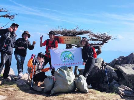 秦岭之巅—冰晶顶挑战成功🏅
终南山庄-冰晶顶-朱雀国家森林公园⛰️
第一次爬野山 难度等级五颗🌟
最高海拔3015米 历时12小时 往返16公里 一路吃吃喝喝走走停停 共捡垃圾三袋 晚上十点安全下山✌️
一时爬山一时爽 一直爬山一直爽 冰晶顶很美 下次还来🤜 #益友小蚂蚁 #保护环境人人有责 #抖音小助手