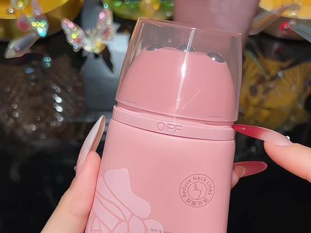姐妹们!可千万别等脖子条条杠杠加深了才想起来用颈霜,不想要脖子暴露年龄的,那就赶紧试试这款#eLL 多肽胶原美颈霜,坚持一段时间会有看得到的惊喜#美颈霜 #精致女人必备