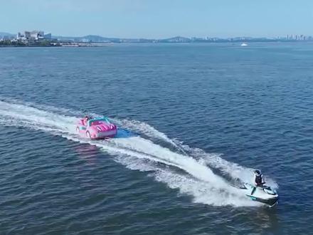 耀眼:高智商白富美晴也玩转贫民窟,市井间行走的小武也被收服 #耀眼 #耀眼里的小姨是个天使 #耀眼关晓彤李昀锐青春感拉满了 #关晓彤校园风造型美出新高度 #耀眼开播