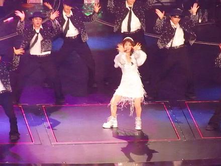 路灯下的小姑娘#谢娜 #谢娜演唱会 #谢娜张杰 #谢娜与何炅