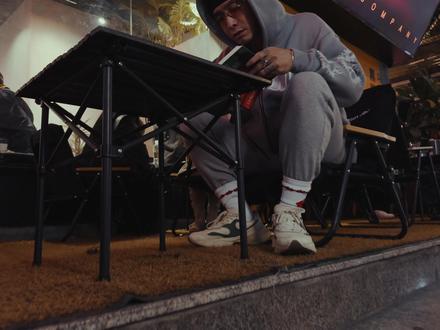 他把“中指”插进了money bag?? @徐真真2Real(发专辑版) - 中文说唱没有我就等于美国没有Eminem|#社区rapper
第一遍:笑了
第二遍:觉得狂
第三遍:突然懂了他到底在讽刺什么
徐真真的歌词,真的比你想得深。
评论区来评判,你站哪边?
出品:HOLDLUV
导演:R.Sun
制片:CrazyFish
后期:张宇
感谢:CoupleHunnid
作词 Lyricist:徐真真
作曲 Composer:徐真真
制作人 Producer:徐真真/杨溢升
编曲 Arranger:Tracer Beats/徐真真/杨溢升
录音棚 Recoring Studio:广州抽根音乐
音频编辑 Audio Editing:杨溢升/LBI利比
混音工程师 Mixing Engineer:LBI利比
母带处理 Master:LBI利比
#holdluv #音乐就要这么玩 #我的MV出道计划 #徐真真