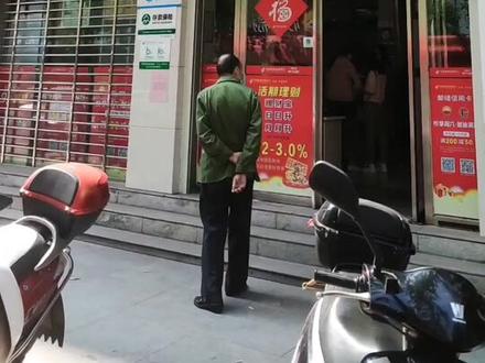 卡莫名其妙被冻结 来探的情况是:为防电信诈骗,所有的银行卡全部分批冻结,要来柜面填告知书按手印录像才能解冻