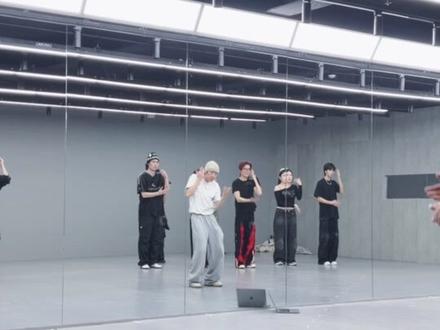 年轻人都来看 别管看什么 只管看就行了#王俊凯 #INNG舞团幕后花絮 #QQ音乐超级巅峰之夜 #心引力 #无人乐园