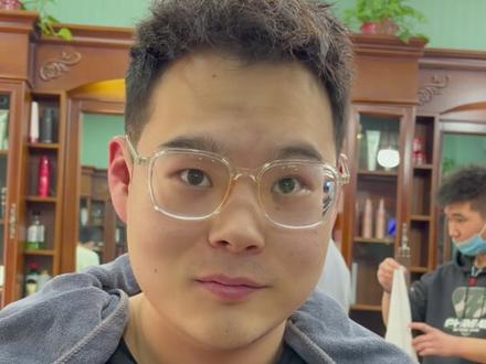 越来越多男生头发稀少,秃鬓角,成为现代年轻人一大烦恼,影响找对象找工作,甚至让他们变的抑郁社交恐惧,所以为了帮助他们我们也是绞尽脑汁!#男士发型设计 #男生发型 @DOU+小助手 @抖音小助手