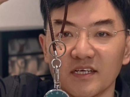 爱彼SWATCH联名款手表,一表三戴?