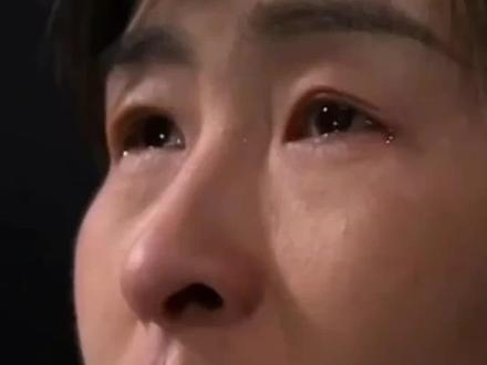 想起自己首航太空的13天里,被亲人们深情牵挂,航天员刘洋眼里涌动泪花。#感动瞬间 #致敬英雄