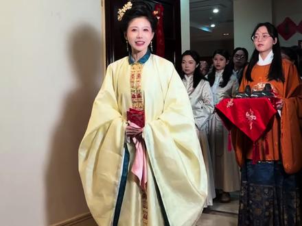 亲迎礼模板(接亲)|有礼有节的接亲竟然这么文明? 出差湛江中式迎亲现场
#接亲 #婚礼 #文明接亲不堵门 #执礼苏西子 #汉婚