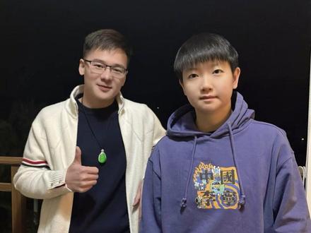 为什么喜欢孙颖莎?因为普通人的成功之路本身就很励志! 我和莎莎一样,都是从底层一步步爬上来的。
认识她是我的荣幸,我知道她经历了多少风浪。
她很孝顺,不管是对父母,还是对姥姥姥爷,她经常给老人买东西,其实很多时候她机场买那么多,有很多都是给家里人买的东西。
她的情商很高,很单纯,但不是什么都不懂的单纯,又很直球。她是那种目标明确,且能够长久坚持下去的人,虽然也有迷茫的时候。但不会动摇自己的终极目标。
她很懂得感恩,不管是对教练还是对其他的工作人员,她在媒体人的偏爱下也不忘提到自己教练的辛苦。
最后,就是比赛场上的霸气,忠于国家的家国情怀,以及她的极好的心态。#孙颖莎 #乒乓球 #国乒