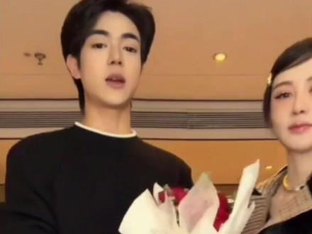 公主36,纳迪尔21,纳迪尔说:虽然我年纪小,我很专一很的,顾家,还会照顾人,目前虽然赚的没有公主多,但是我会更努力赚更多的#盈公主 #纳迪尔 #最佳男友 #上热门 @抖音小助手