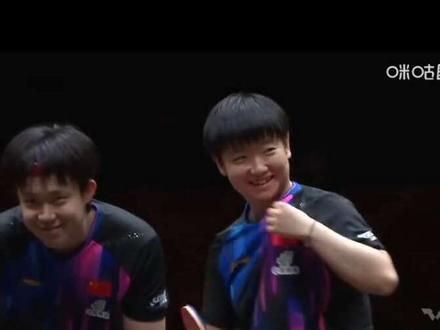 真是戏剧性的一幕,把四个人都整笑了,还是第一次看到莎莎在比赛的时候笑😂😂😂😂#王楚钦孙颖莎3比0林诗栋蒯曼 #香港总决赛 #莎头 #动漫