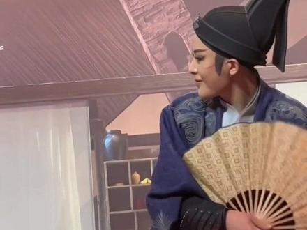 浙江小百花陈丽君李云霄越剧B组《新龙门客栈》5月12 13 20日在杭州蝴蝶剧场演出,汪喜喜饰周淮安
何青青饰邱莫言 李云霄饰金襄玉 陈丽君饰贾廷 蔡铭饰曹公公 陈思文饰千户 沈洁饰刁不遇。这出环境式创新越剧真心好看,演员们都个个都是精英,天天练习武术加上扮像唱腔真是太精彩绝伦了。值得一看。感谢网友们现场观看拍摄视频分享。#弘扬戏曲文化传播正能量 #谁说戏曲不抖音 #越剧小生 #秀出新国风