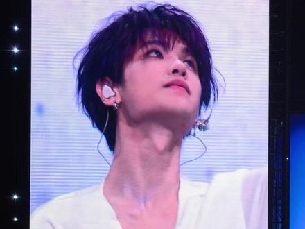 “不必成为 永不疲惫的火焰”“你本就是那 星辰凝聚中最美”黄明昊我们都不普通,我们都是自己人生的主角#黄明昊 #黄明昊上海演唱会 #安可 #你不普通