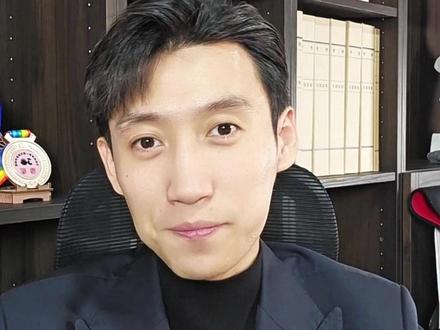 刚签完合同就发现保底、分成全不对?别怕! 有主播跟你一样,发现承诺不兑现后果断行动,最终成功解约且一分没赔。这期视频拆解他的四个关键步骤:如何立刻反应、固定微信证据、发出正式通知,以及在法庭上讲清道理。记住,刚签约时是你风险最小的时候,方法用对,完全可能无责离开。#主播解约 #合同纠纷 #法律案例 #沈阳主播解约 #MCN