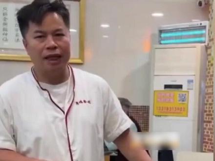 近日,广东佛山一粤菜馆老板,牵挂着一位五年内累计下单超2000次的外卖老顾客,原是店里的熟客,近一年却突然失联。老板表示十分担心,并非在意订单生意,而是牵挂对方是否有恙,年关将至,他喊话老顾客盼其报个平安!