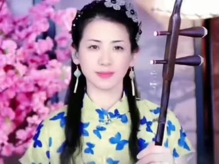 《目瑙纵歌》 目瑙纵歌(常被写作“木脑纵歌”)是云南德宏景颇族最盛大的传统节日与集体舞,意为欢聚歌舞,被称为万人之舞 。景颇语“目瑙”、载瓦语“纵歌”,均指聚众歌舞。源于原始社会,最初是祭祀太阳神木代的宗教仪式 。创世史诗《目瑙斋瓦》传:舞步源自太阳宫,由百鸟带到人间。舞场中央立四根彩绘木柱,象征祖先迁徙路线与日月图腾 。由瑙双(祭司/领舞)带头,戴犀鸟羽冠、穿龙袍,持长刀 。万人列队,沿示栋纹路回旋行进,再现迁徙历程 。以顿步摆肩为基础,男子持长刀、女子持彩巾,鼓声铿锵、气势恢宏 。人们围绕目瑙示栋神柱翩翩起舞,舞步古朴庄重,场面盛大。既用来祈福迎新、祈求丰收,也承载着景颇族的历史文化与民族精神。从传统祭祀演变为全民狂欢,成为云南民族文化的标志性名片 。#云南#目瑙纵歌 #二胡#孔伟娟二胡#抖音小助手