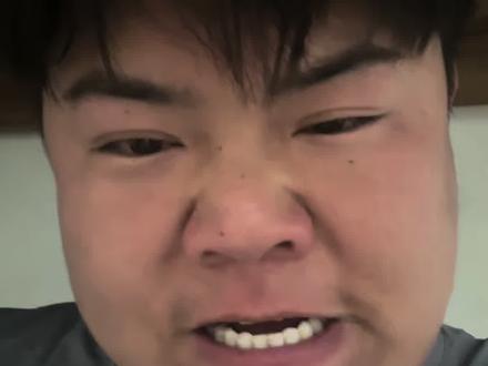 日跌幅31%你这属于明抢啊。临时修改规则。前一天还紧急辟谣降幅限制比例百分之10。转头你就不认了是吧?没有然后契约精神和监管规则。#黄金#白银#金价#银价#今日金价