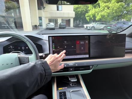 新 ES300h 17 声道马克莱文森 ×《渡口》深度体验 为什么音响发烧友,测试必放《渡口》?
因为它是最严苛的 “音质照妖镜”:
前奏三声鼓,测低频下潜与弹性;
蔡琴醇厚人声,测中频密度与结像;
后段吉他泛音,测高频解析与通透度。
前奏鼓点:一锤定音,教科书级低频
开篇三声鼓,40-80Hz 黄金低频段。
普通音响:要么发闷、浑浊、散成一团;要么生硬、轰头、没质感。
但在 ES300h 这台26.5 厘米超低频单元 + 双 8 英寸低音加持下:
每一下都扎实、干净、有弹性,鼓皮震动的余韵清晰可感,下潜深但不拖沓,力度足却不轰头。
车门几乎没有共振,低频控制力拉满,像专业监听级音箱 ——拳拳到肉,利落有型。
人声:蔡琴就在中控台,呼吸感都清晰
蔡琴的嗓音,醇厚、温暖、充满细节。
这套马克莱文森,7 组同轴扬声器 + 精准声场定位:
人声精准结像于中控台正中央,位置稳定、形体饱满。
你能清晰听到:
开口前的换气声、唇齿间的细微齿音、每一句的气息厚度。
没有毛刺、没有发虚、没有被乐器掩盖 ——就像她坐在面前,轻声吟唱。
中频密度、质感、还原度,在车载音响里,几乎是天花板级别。
全频段分离:层次分明,360° 环绕包裹
《渡口》最考验声场与分离度:
鼓、贝斯、吉他、人声,各自位置清晰、互不干扰。
ES300h 这套QuantumLogic 环绕声 + 17 扬声器全域布局:
低频稳沉在下方
人声居中饱满
吉他弦音在两侧舒展
空间感开阔、自然、不拥挤
闭上眼睛,不是听喇叭,是听一整个乐队在眼前演奏。
高频通透不刺耳、中频温润有质感、低频扎实有弹性—— 三频极度均衡。
最后:为什么 ES300h 的马克莱文森如此顶级
硬件拉满:17 扬声器、1800W 功放、铝镁合金高音、碳纤维中音、超低频炮
极致静谧:ES300h 混动 NVH + 主动降噪,怠速低至 37dB,背景极黑
千小时调校:Mark Levinson 专属调音,为 ES 车厢定制声场
高解析力:支持 24bit/96kHz 无损、Clari-Fi 音源修复
总结一句:
用新 ES300h 的 17 声道马克莱文森听《渡口》,
低频不浑、中频不糊、高频不刺、声场不乱、细节不漏。
这不是 “好听”,是Hi-End 级的声音还原。
#全新一代ES跃级而来 #雷克萨斯es