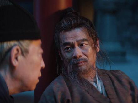 长安二十四计:“咸菜国师”肯定也有秘密! 岑伟宗递给高相的那件带帽披风,为高相与顾玉的身份互换提供了完美伪装,让顾玉得以惊险脱身。他不仅洞悉了高相的营救计划,还主动选择出手相助,更懂得用最隐蔽的方式传递支持,这份沉稳与智谋,绝非普通人所能拥有。#长安二十四计 #电视剧 #热剧 #热剧推荐#根本走不出长安二十四计群像