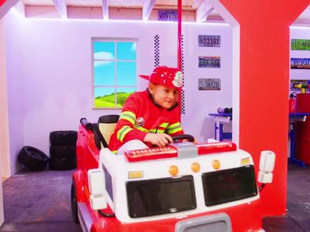 #dou上热门 小伙伴们一起扮演消防员救火警察抓坏人和用大号积木搭房子##消防车玩具 #积木 #游戏