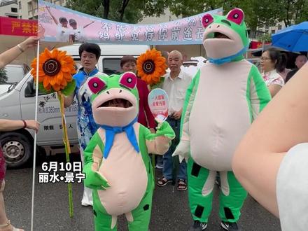 社牛家人接考双胞胎姐妹,COS青蛙 拉横幅 举“葵花”,一通“显眼包”操作看得考生直捂脸,“不管你考成啥样 都觉得你前途无量”#双胞胎 #高考 #显眼包 #花式接考