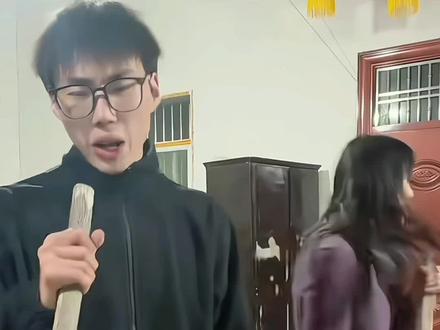 2026年春节假日里,“铁锹弟弟”吴世豪与世界散打冠军姐姐吴晓微在晚上直播期间合唱《全是爱》#新年快乐#凤凰传奇 #世界冠军 #铁锹姐弟#搞笑 @铁锹姐弟 南塘垂钓中心 @吴晓微 @吴世豪