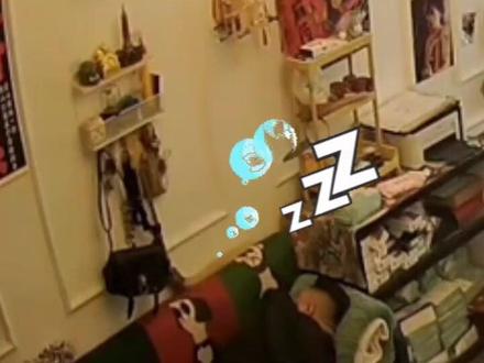 请回答1988 终于有人回答了,店老板午睡被音乐惊醒 秒回:“在的!”,发现是音乐后躺下继续睡……(编辑:梁文珂 责编:梁龙 审核:曾春满)